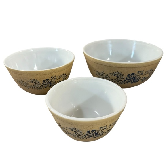 Pyrex Homestead Set of Three Nesting Mixing Bowls #401, 402 403 - Picture 2 of 7